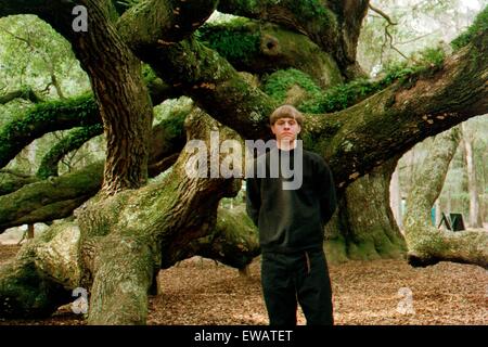 Charleston, South Carolina, USA. 21. Juni 2015. Ein Foto von einer Vorherrschaft der weißen Rasse-Website zeigt Dylann Sturm Dach posiert im Angel-Oak 16. März 2015 in Charleston, SC. Dach ermordet neun Mitglieder des der Emanuel African Methodist Episcopal Church in einen rassistisch motivierten Mord am 17. Juni 2015 in Charleston, SC Credit: Planetpix/Alamy Live News Stockfoto