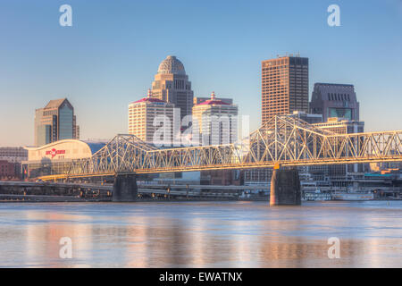 George Rogers Clark Memorial Bridge überquert den Ohio River vor der Skyline von Louisville, Kentucky. Stockfoto