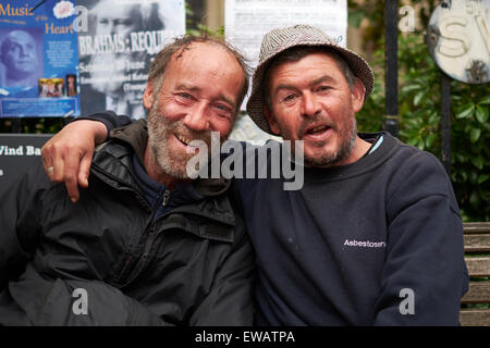 Zwei Obdachlose Männer sitzen auf einer Bank Stockfoto