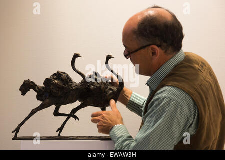 London, UK. 20. Juni 2015. Bildhauer Mark Coreth macht letzte Vorbereitungen am Stand des Sladmore Zeitgenosse für das Meisterwerk Art fair. Masterpiece London ist eine führende internationale Kreuz sammeln Messe für Kunst, Antiquitäten und Design. Sie findet statt in das Royal Hospital Chelsea vom 25 Juni bis 1 Juli. Stockfoto