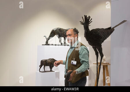 London, UK. 20. Juni 2015. Bildhauer Mark Coreth macht letzte Vorbereitungen am Stand des Sladmore Zeitgenosse für das Meisterwerk Art fair. Masterpiece London ist eine führende internationale Kreuz sammeln Messe für Kunst, Antiquitäten und Design. Sie findet statt in das Royal Hospital Chelsea vom 25 Juni bis 1 Juli. Stockfoto