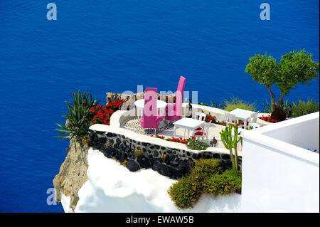 Ein Meerblick-Balkon mit Blick auf die Caldera in Oia, Santorini, Griechenland. Stockfoto