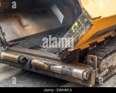 Nahaufnahme der Asphalteinbau Maschine bei der Arbeit Stockfoto