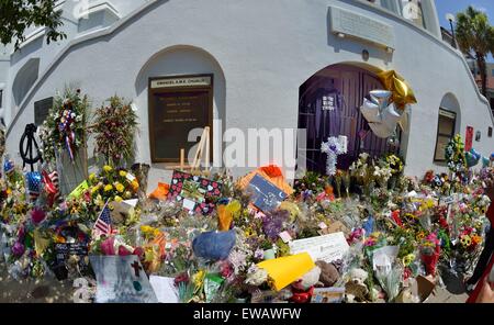 Trauernden zollen außerhalb Emanuel African Methodist Episcopal Church in Charleston, SC. Stockfoto