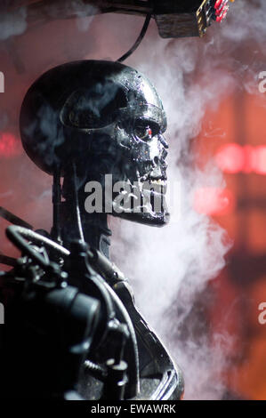 Terminator: die Erlösung (auch bekannt als Terminator 4: Heil) ist ein 2009 amerikanische Science-Fiction-Action-Film unter der Regie von McG und Darsteller Christian Bale und Sam Worthington.  Dieses Foto ist nur zu redaktionellen Zwecken und unterliegen dem Copyright von der Filmgesellschaft und/oder der Fotograf von dem Film oder der Firma zugeordnet und kann nur durch Veröffentlichungen im Zusammenhang mit der Förderung der oben genannten Film reproduziert werden. Eine obligatorische Gutschrift auf die Filmgesellschaft ist erforderlich. Der Fotograf sollte auch angerechnet werden, wenn bekannt. Stockfoto