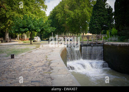 Ecluse de Villedubert Loch Einfüllen des Wassers auf dem Canal du Midi in Frankreich mit einem Boot wartet oben zugreifen. Stockfoto