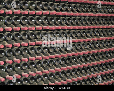 Lanzarote, Kanarische Inseln, Spanien. Eine Nahaufnahme von Dutzenden von Flaschen Wein in einem Weinkeller. Stockfoto