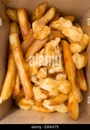 Poutine - eine kanadische Delikatesse von Pommes frites, Soße und Käse Quark Stockfoto