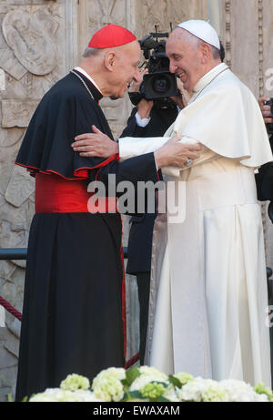 Turin, Italien. 21. Juni 2015. Italien Piemont Turin besuchen von Papst Francesco in Turin während der Exposition des Grabtuchs 21. Juni 2015-Papst Franziskus vor dem Betreten der Kathedrale, an das Grabtuch beten grüßt Kardinal Poletto Credit: wirklich Easy Star/Alamy Live News Stockfoto