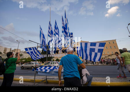 Athen, Griechenland. 21. Juni 2015. Ein Kiosk vor dem griechischen Parlament verkauft griechische Fahnen. Griechen versammelten sich in Syntagma-Platz fordern eine würde und von den Sparmaßnahmen in Griechenland seinen Gläubigern zu stoppen. © George Panagakis/Pacific Press/Alamy Live-Nachrichten Stockfoto