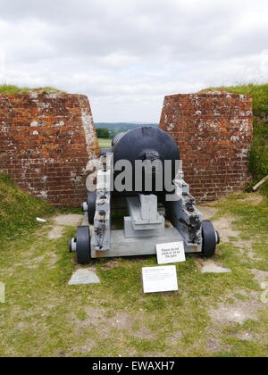 Eine große 64-Pfünder-Kanone verteidigen die Mauern von Fort Nelson, Royal Armories Museum, Portsmouth, Hampshire Stockfoto