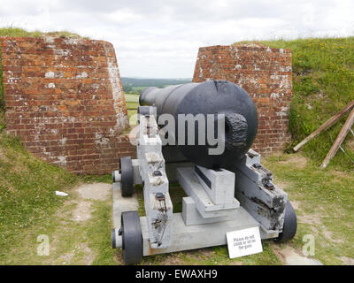 Eine große 64-Pfünder-Kanone verteidigen die Mauern von Fort Nelson, Royal Armories Museum, Portsmouth, Hampshire Stockfoto