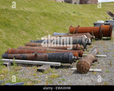 Verworfen, beschädigte und rostigen Kanonen im Fort Nelson Royal Armories Museum auf Portsdown Hügel, Portsmouth, Hampshire Stockfoto