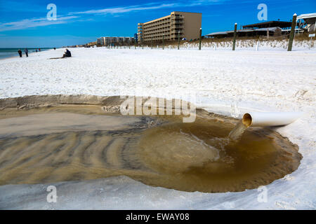 Straße wasserabfluß an den weißen Strand in Fort Walton Beach, Florida, USA Stockfoto