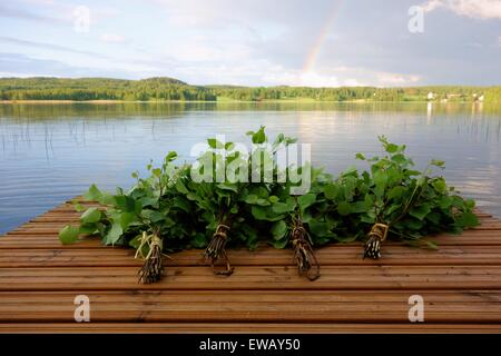 Klassische finnische Sauna Rührbesen auf einem Steg am See Stockfoto