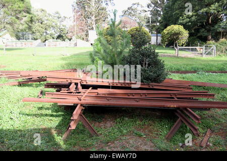 Ein Haufen von verlassenen rostigen Bahn verfolgt in der Nähe von Bahnhof Puffing Billy Melbourne Victoria Australien Stockfoto