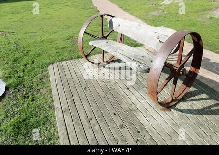 Einzigartige Parkbank aus Eisen Bullock Wagenräder gefertigt Stockfoto