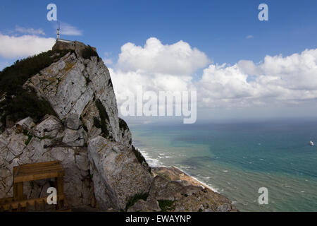 Ein Blick auf das Mittelmeer mit den Felsen von Gibraltar im Vordergrund. Stockfoto