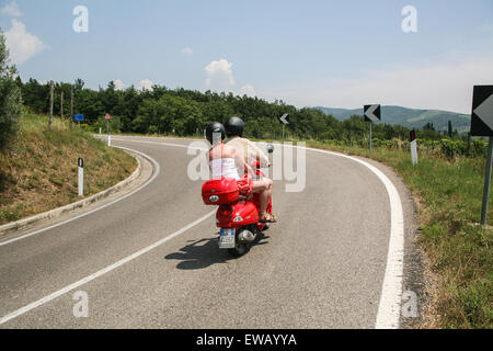 Vespa Roller, ein Fahrzeug in dieser berühmten Region bekannt für seinen Chianti-Wein, nahe der Stadt 'Greve in Chianti"in der Toskana Landschaft. Italien. Juni. Stockfoto