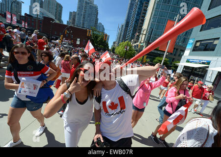 Vancouver, Kanada. 21. Juni 2015. Kanadischen Fans kommen im BC Place Stadium, die Runde der letzten 16 zwischen Kanada und der Schweiz bei FIFA Frauen WM 2015 Kanada in Vancouver, Kanada, 21. Juni 2015 entsprechen zu sehen. Bildnachweis: Sergei Bachlakov/Xinhua/Alamy Live-Nachrichten Stockfoto