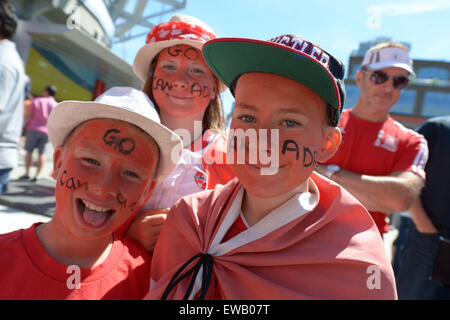 Vancouver, Kanada. 21. Juni 2015. Kanadischen Fans kommen im BC Place Stadium, die Runde der letzten 16 zwischen Kanada und der Schweiz bei FIFA Frauen WM 2015 Kanada in Vancouver, Kanada, 21. Juni 2015 entsprechen zu sehen. Bildnachweis: Sergei Bachlakov/Xinhua/Alamy Live-Nachrichten Stockfoto