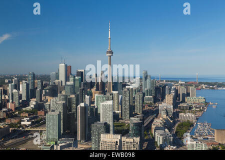 Eine Ansicht von Gebäuden in der Innenstadt von Toronto im Laufe des Tages aus der Luft betrachtet Stockfoto