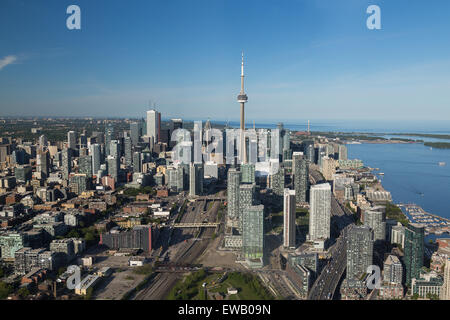 Eine Ansicht von Gebäuden in der Innenstadt von Toronto im Laufe des Tages aus der Luft betrachtet Stockfoto