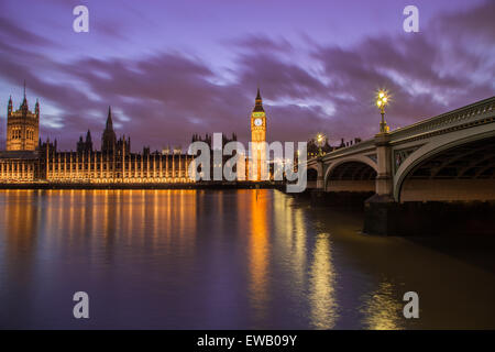 Häuser des Parlaments über die Themse in der Abenddämmerung. Teil von Westminster Bridge kann gesehen werden. Stockfoto