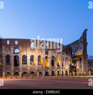 Teil des Kolosseums in Rom bei Nacht mit Textfreiraum Stockfoto