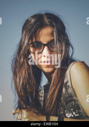 Porträt einer Brünette Frau mit Brille im freien Stockfoto