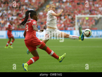 Vancouver, Kanada. 21. Juni 2015. Kadeisha Buchanan (L) von Kanada wetteifert mit Lara Dickenmann der Schweiz während einer Runde von 16 Spiel bei FIFA Frauen WM 2015 Kanada in Vancouver, Kanada, 21. Juni 2015. Deutschland besiegte der Schweiz 1: 0. Bildnachweis: Sergei Bachlakov/Xinhua/Alamy Live-Nachrichten Stockfoto