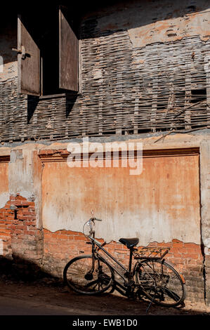 rissige Wand und alten rostigen Fahrrad vintage Stockfoto