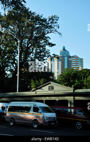 Durban, KwaZulu-Natal, Südafrika, städtischen Szene, Downtown, Minibus öffentliche Taxis vor dem städtischen Busbahnhof Gebäude, Landschaft geparkt, Stadt Stockfoto