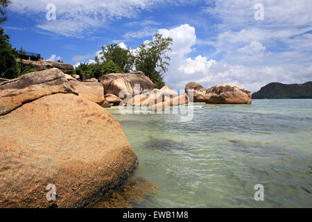 Riesige Granitfelsen am Strand Anse Boudin Stockfoto