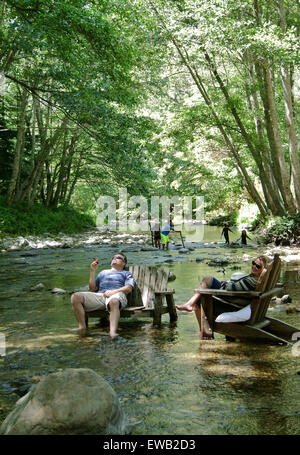 paar entspannen für Wochenende mit Zigarre und ein Glas Champagner in den Big Sur Fluss im Frühjahr spät Kalifornien Stockfoto