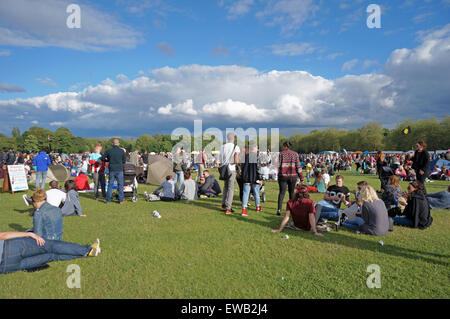 Liverpool, Vereinigtes Königreich. 21. Juni 2015. Die Sonne brachte Tausende Festivalbesucher, Liverpools Sefton Park, das kostenlose Africa Oye Musikfestival zu genießen. Sonntag, den 21. Juni war der zweite Tag der Veranstaltung, die afrikanischen und Afro-Karibischen Musik und Kultur gefeiert. Es gab eine Kirmes, reichlich Essen, Kunsthandwerk und Kleidung Ständen. Bildnachweis: Pak Hung Chan/Alamy Live-Nachrichten Stockfoto