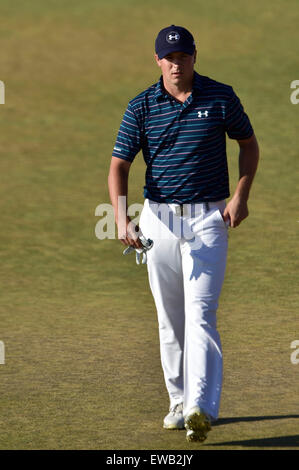 University Place, Washington, USA. 21. Juni 2015. Jordan Spieth am 17. Grün in Runde 4 bei den US Open in Kammern Bay, Ort, Washington University. Bildnachweis: Cal Sport Media/Alamy Live-Nachrichten Stockfoto