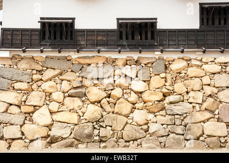 Japan, Manza, Otsu schloss. Die wichtigsten Kee. Eine Reihe von tahegoshi - mado vergitterten Fenstern als shooting Bohrungen verwendet, mit überhängenden Fensterläden. Stockfoto