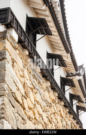 Japan, Manza, Otsu schloss. Die wichtigsten Kee. Eine Reihe von tahegoshi - mado vergitterten Fenstern als shooting Bohrungen verwendet, mit überhängenden Fensterläden. Stockfoto