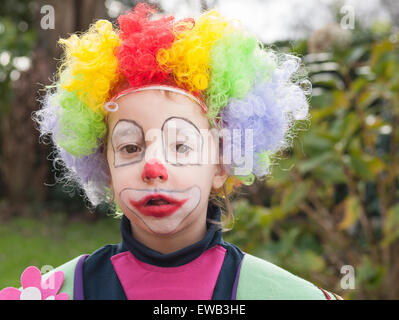 Kleiner Junge gekleidet als Clown im freien Stockfoto