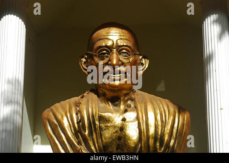 Goldene Statue von Gandhi Kerala Indien Stockfoto