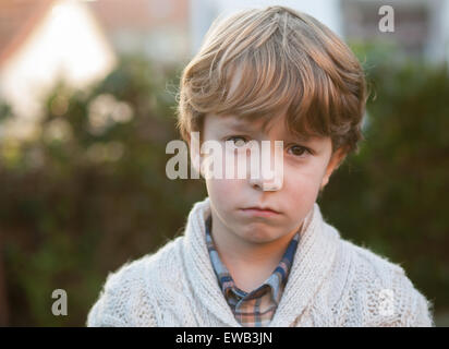 Traurige kleine Junge Blick in die Kamera im freien Stockfoto