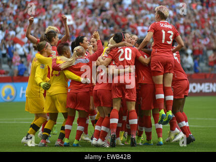 Vancouver, Kanada. 21. Juni 2015. Spieler aus Kanada feiern nach einer Runde 16 Spiel zwischen Kanada und der Schweiz bei FIFA Frauen WM 2015 Kanada in Vancouver, Kanada, 21. Juni 2015. Deutschland besiegte der Schweiz 1: 0. Bildnachweis: Sergei Bachlakov/Xinhua/Alamy Live-Nachrichten Stockfoto