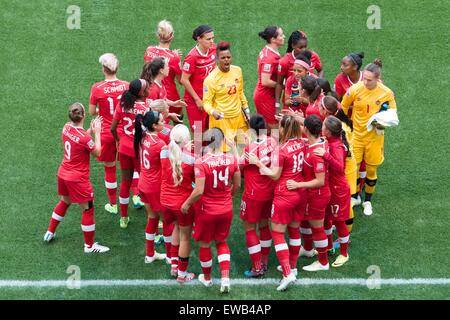 Vancouver, Kanada. 21. Juni 2015. Das kanadische Team vor dem Start der Runde der 16 Spiel zwischen Kanada und der Schweiz bei der FIFA Frauen WM Kanada 2015 im BC Place Stadium am 21. Juni 2015 in Vancouver, Kanada. Kanada gewann 1: 0. Bildnachweis: Cal Sport Media/Alamy Live-Nachrichten Stockfoto