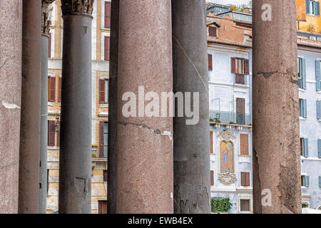 Fenster des historischen Gebäude gründlich die Spalten an das Pantheon in Rom Stockfoto