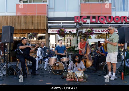 Eine Jazzband tritt auf bei der jährlichen freien Tag Autofestival auf der Main Street in Vancouver, Britisch-Kolumbien Stockfoto