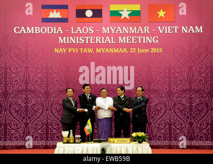 Nay Pyi Taw, Myanmar. 22. Juni 2015. Kambodschas Foreign Secretary Of State lange Visalo, Lao stellvertretender Ministerpräsident und Minister für auswärtige Angelegenheiten Thongloun Sisoulith, Myanmar Foreign Minister U Wunna Maung Lwin, Vietnamesisch stellvertretender Minister für auswärtige Angelegenheiten Bui Thanh Son und Generalsekretär des Verbandes Südostasiatischer Nationen (ASEAN) Le Luong Minh (L, R) posieren für ein Gruppenfoto in Kambodscha, Laos, Myanmar und Vietnam (CLMV) Ministertreffen in Myanmar International Convention Center (MICC) in Nay Pyi Taw , Myanmar, 22. Juni 2015. © U Aung/Xinhua/Alamy Live-Nachrichten Stockfoto