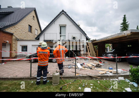 Einsatzkräfte in einem verfallenen Haus in Schellerten, Deutschland 21. Juni 2015. Eine Gasexplosion in der Farm eines Einfamilienhauses hat Schäden und verletzte eine verbreitet. Die Polizei haben veröffentlicht eine Erklärung abgegeben hat, dass sie glauben, eine Gasflasche um die Mittagszeit im Dorf aus unbekannten Gründen aufgelöst haben. Foto: GEOFFREY MAY / Dpa Stockfoto