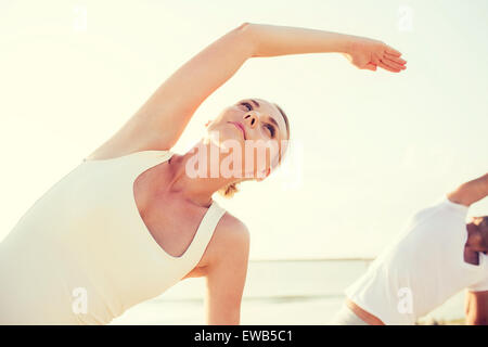 Nahaufnahme des Paares machen Yoga-Übungen im freien Stockfoto