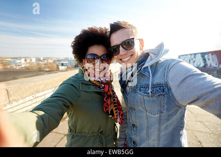 Teenager Brautpaar nehmen Selfie Stadt Straße Stockfoto